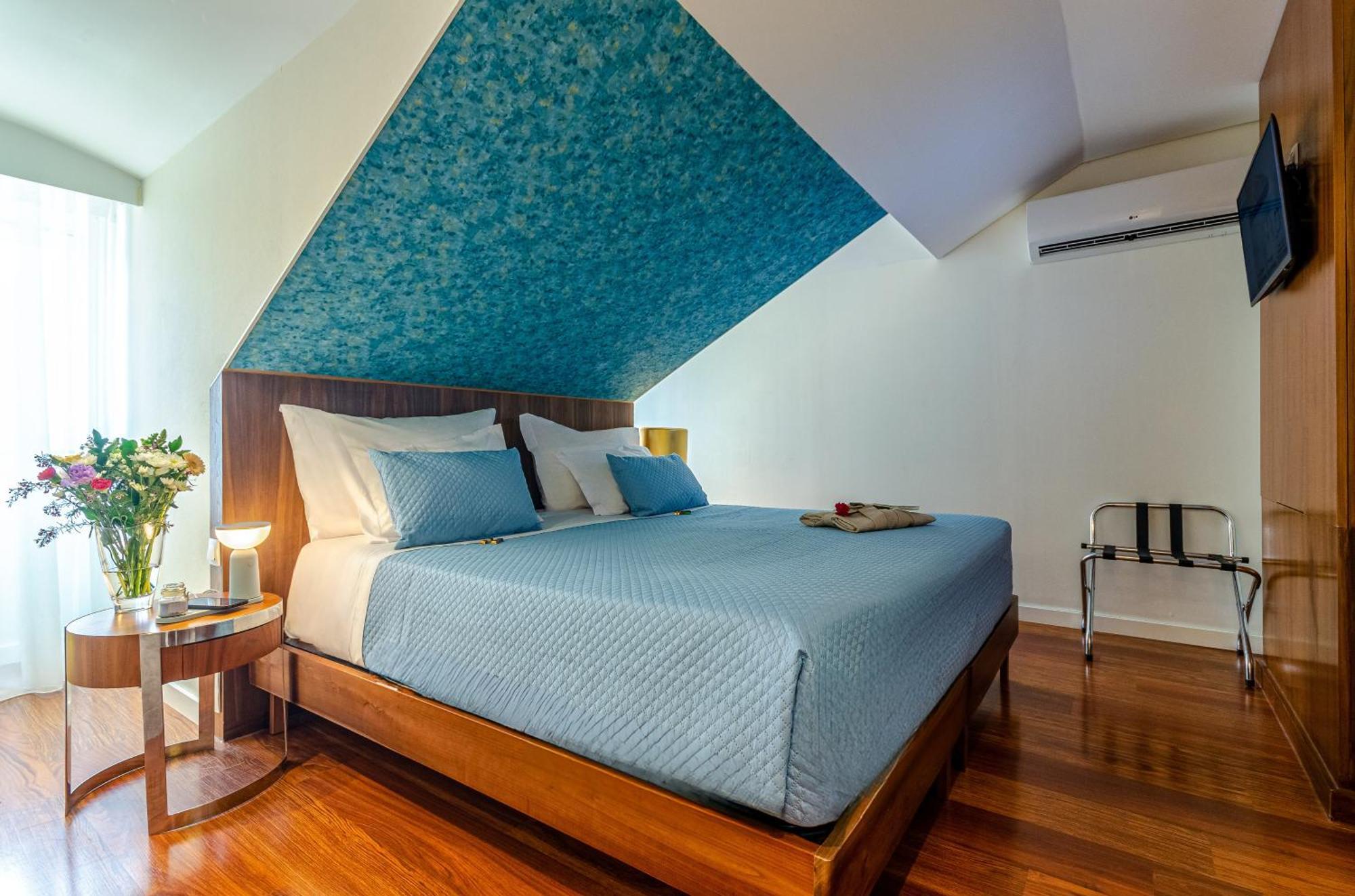 The 7 Hotel, Suites, & Hotel 3*